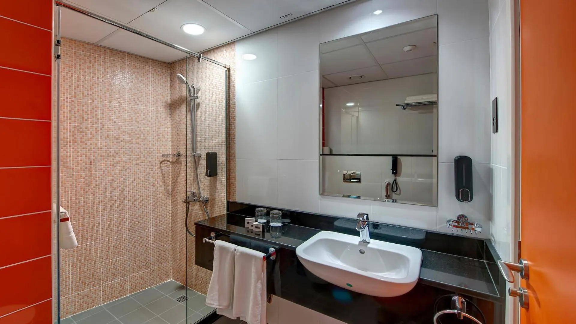 فندق وسكوت دبي 2*,